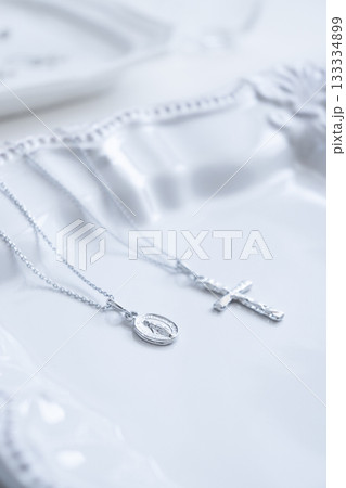 クロスとメダイのペンダント プレゼントイメージ クロスとメダイのペンダント プレゼントイメージ 133334899