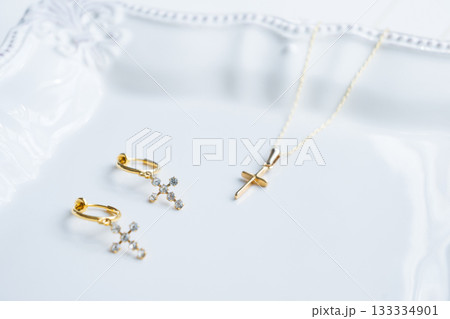 ゴールドとクロスのペンダントとイヤリング　アンティーク調　プレゼントイメージ 133334901