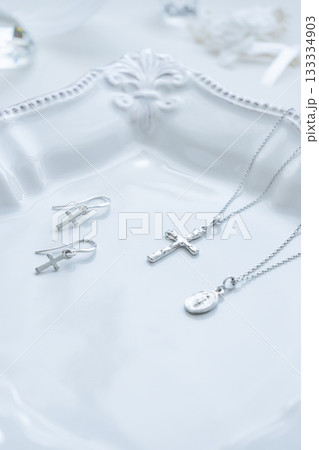 ペンダント　ピアス　十字架　メダイ　お守り　プレゼントイメージ 133334903