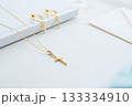 クロスのペンダントとフープイヤリング　プレゼントイメージ 133334910