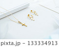 ゴールドのクロスのペンダントとイヤリング　 133334913