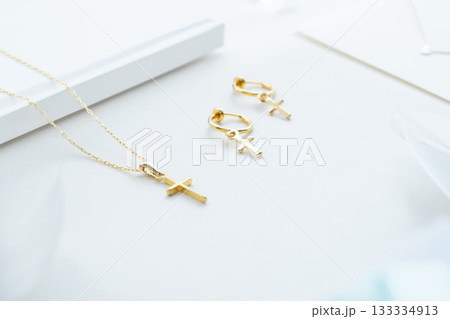 ゴールドのクロスのペンダントとイヤリング ゴールドのクロスのペンダントとイヤリング 133334913