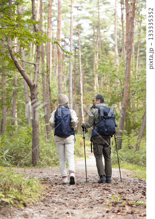 ハイキングを楽しむミドル夫婦 133335352