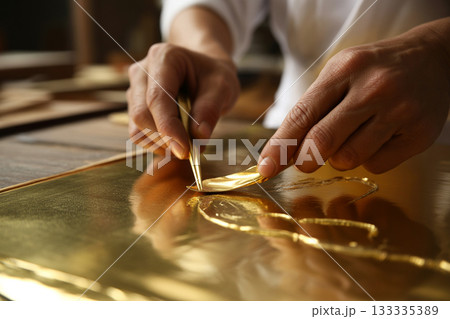 金箔を丁寧に貼る職人(金沢の伝統工芸) 金箔を丁寧に貼る職人(金沢の伝統工芸) 133335389