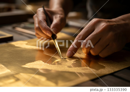 金箔を丁寧に貼る職人（金沢の伝統工芸） 133335390