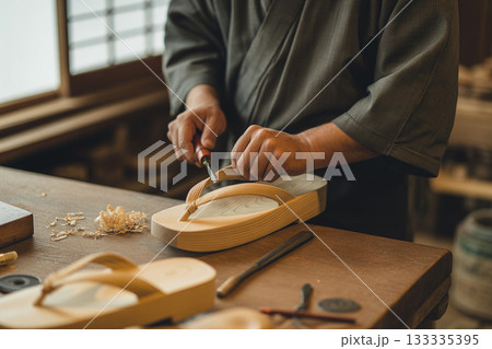木の下駄を削る職人(日本の履物文化) 木の下駄を削る職人(日本の履物文化) 133335395