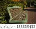 秋の公園のベンチと紅葉 133335432