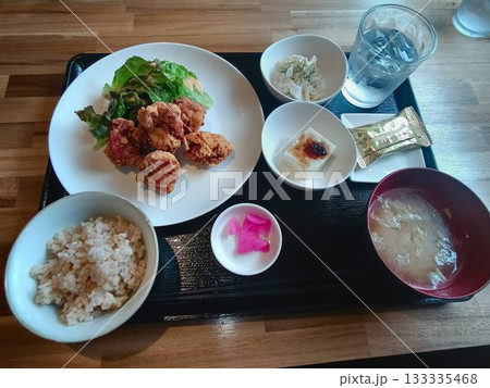 勤労の楽しみ…ランチに頂く『から揚げ定食』 勤労の楽しみ…ランチに頂く『から揚げ定食』 133335468