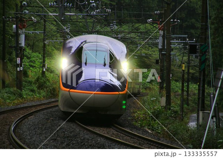 山間の奥羽本線を征く翼…　山形新幹線『つばさ』E8系 133335557