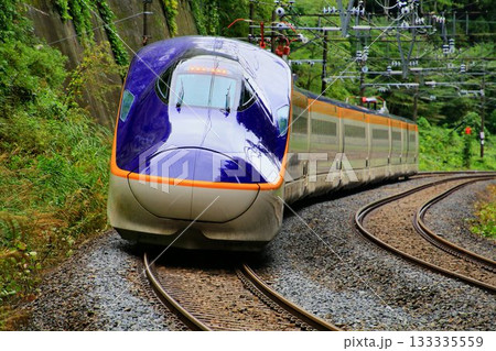 山間の奥羽本線を征く翼…　山形新幹線『つばさ』E8系 133335559