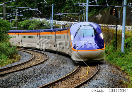 山間の奥羽本線を征く翼…　山形新幹線『つばさ』E8系 133335564
