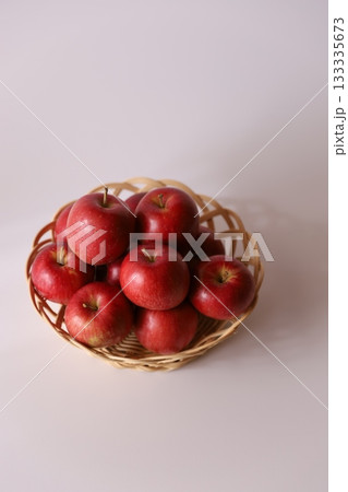 籠に入ったりんご 133335673