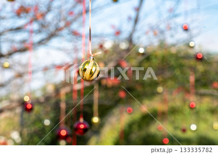 綺麗に飾られたクリスマスオーナメント 133335782