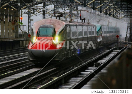 陸奥路を秋田と結ぶ秋田新幹線・E6系『こまち』福島駅にて 133335812