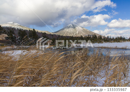 【青森県_八甲田_睡蓮沼】初雪の睡蓮沼と八甲田連峰 10月 【青森県_八甲田_睡蓮沼】初雪の睡蓮沼と八甲田連峰 10月 133335987