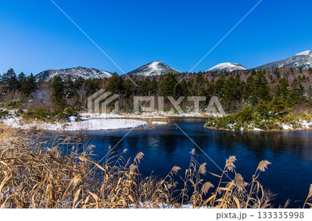 【青森県_八甲田_睡蓮沼】初雪の睡蓮沼と八甲田連峰 10月 【青森県_八甲田_睡蓮沼】初雪の睡蓮沼と八甲田連峰 10月 133335998
