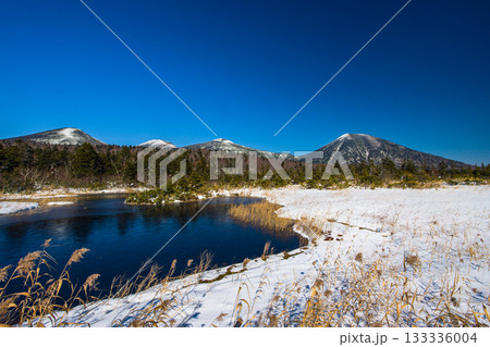 【青森県_八甲田_睡蓮沼】初雪の睡蓮沼と八甲田連峰 10月 133336004