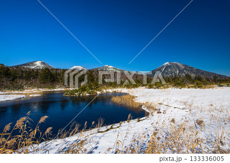 【青森県_八甲田_睡蓮沼】初雪の睡蓮沼と八甲田連峰 10月 【青森県_八甲田_睡蓮沼】初雪の睡蓮沼と八甲田連峰 10月 133336005