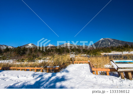 【青森県_八甲田_睡蓮沼】初雪の睡蓮沼と八甲田連峰 10月 133336012