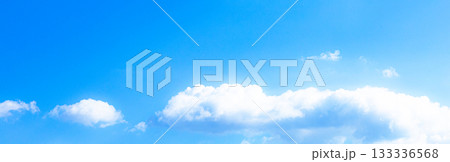 青空と白い雲のシンプルな風景 133336568