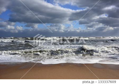 ロマンチック茨城（太平洋に寒気の強風が吹き通り、まるで油絵具を塗りたくったようだ。）東滑川海浜緑地 133337609