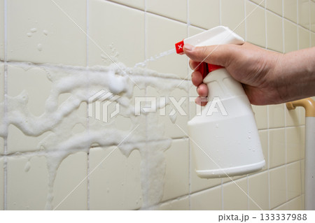 浴室のカビ取りをする作業者の手元 浴室のカビ取りをする作業者の手元 133337988