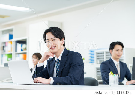 オフィスで働く若いビジネスマン オフィスで働く若いビジネスマン 133338376