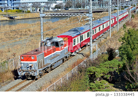 東海道本線　東高島－桜木町　JR貨物　DE10-1189（新鶴見）＋京急　新1000形　1613編成 133338445