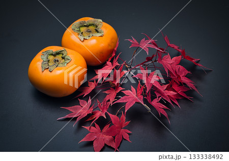 美しく紅葉したもみじの葉と秋の代表的な果物の柿 美しく紅葉したもみじの葉と秋の代表的な果物の柿 133338492