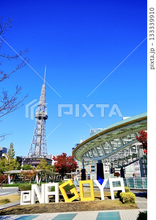 快晴の名古屋栄テレビ塔と秋空の風景 133339910