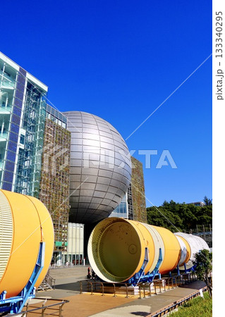 名古屋市科学館プラネタリウムの印象的な球体構造 133340295