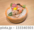 鮭鯛炙りイカの刺身盛り合わせ　桶盛り01 133340303