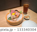 鮭鯛炙りイカの刺身盛り合わせ　桶盛り02 133340304