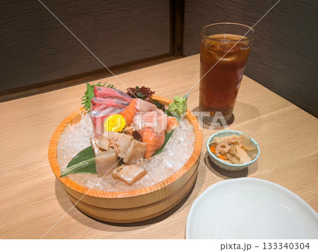 鮭鯛炙りイカの刺身盛り合わせ　桶盛り02 133340304