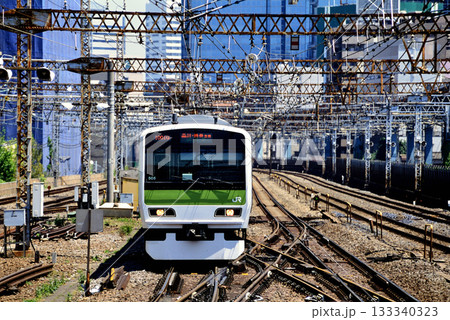 2007年　田町駅に進入する通勤電車 133340323