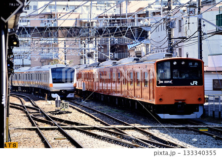 2007年 駅構内に留置される201系とE233系 2007年 駅構内に留置される201系とE233系 133340355