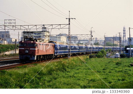 2007年　東海道本線を走るEF81106ブルートレイン日本海2号 133340360