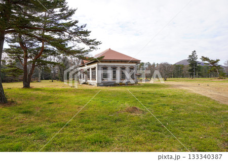 家畜改良センター新冠牧場の洋風の旧事務所 133340387
