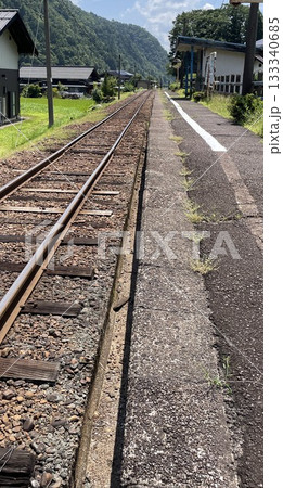 無人駅のホームと線路 133340685