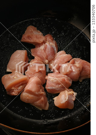 鳥もも肉を焼いている様子 133340706