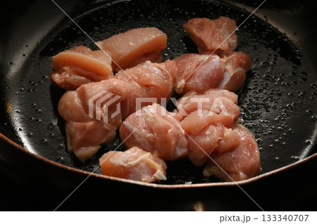 鳥もも肉を焼いている様子 133340707