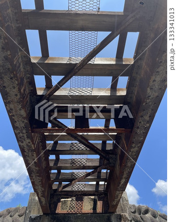 下から見る線路 133341013