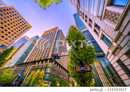 日本の東京都市景観11月19日。夕日が乱反射・「大手町駅前」から大成大手町ビル（画面右上）などを望む 133341027