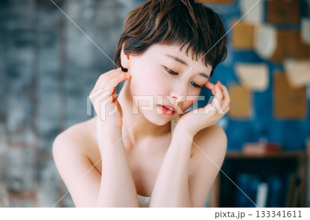 若い女性のビューティーイメージ 133341611