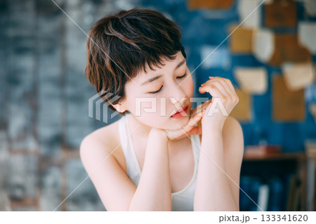 若い女性のビューティーイメージ 133341620