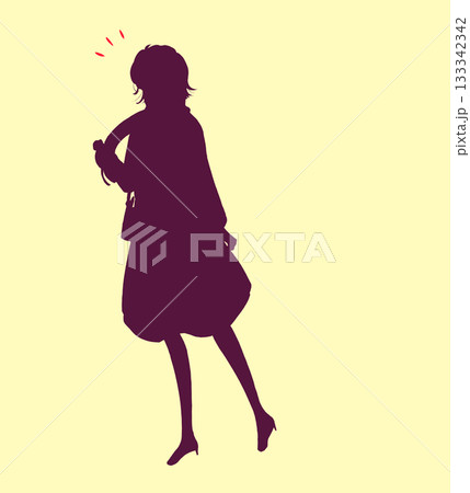 外出する女性　冬　気付く 133342342