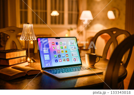 暗い部屋のパソコン 133343018