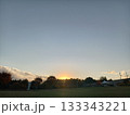 公園の夕暮れ 133343221