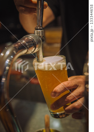 タップから生ビールを注ぐ手元の様子 タップから生ビールを注ぐ手元の様子 133344658
