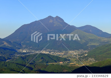 【大分県】快晴の由布岳と由布院温泉街 【大分県】快晴の由布岳と由布院温泉街 133344829